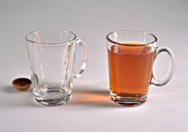 استکان چای در کنار استکان آب